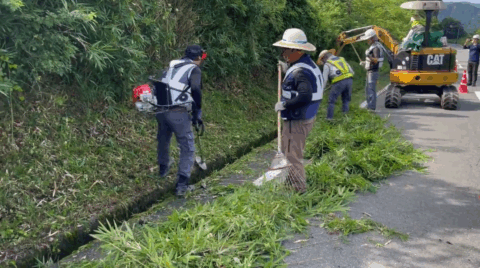 【公共事業】重機を活用した除草作業で地域の安全を守る